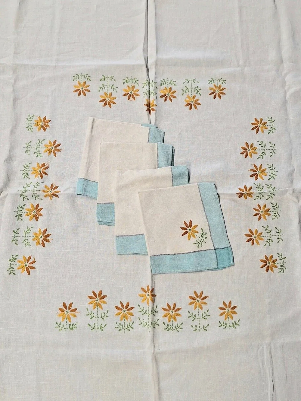 Vintage 30s-40s Embroidered Linen Daisy Tablecloth & Napkin Set